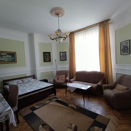 Старовинні Апартаменти У Центрі Міста Uzhhorod Exterior photo