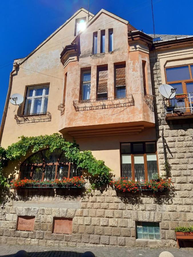 Старовинні Апартаменти У Центрі Міста Uzhhorod Exterior photo