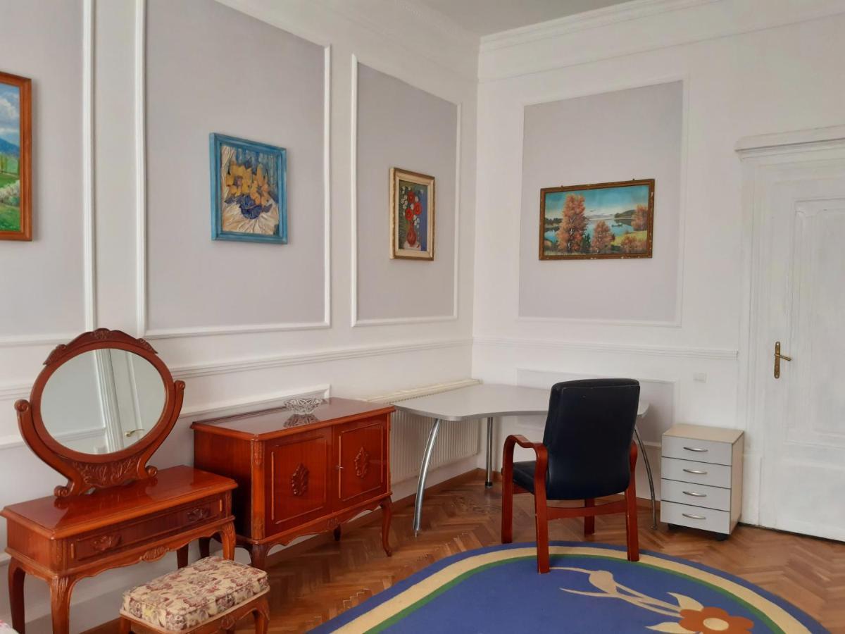 Старовинні Апартаменти У Центрі Міста Uzhhorod Exterior photo