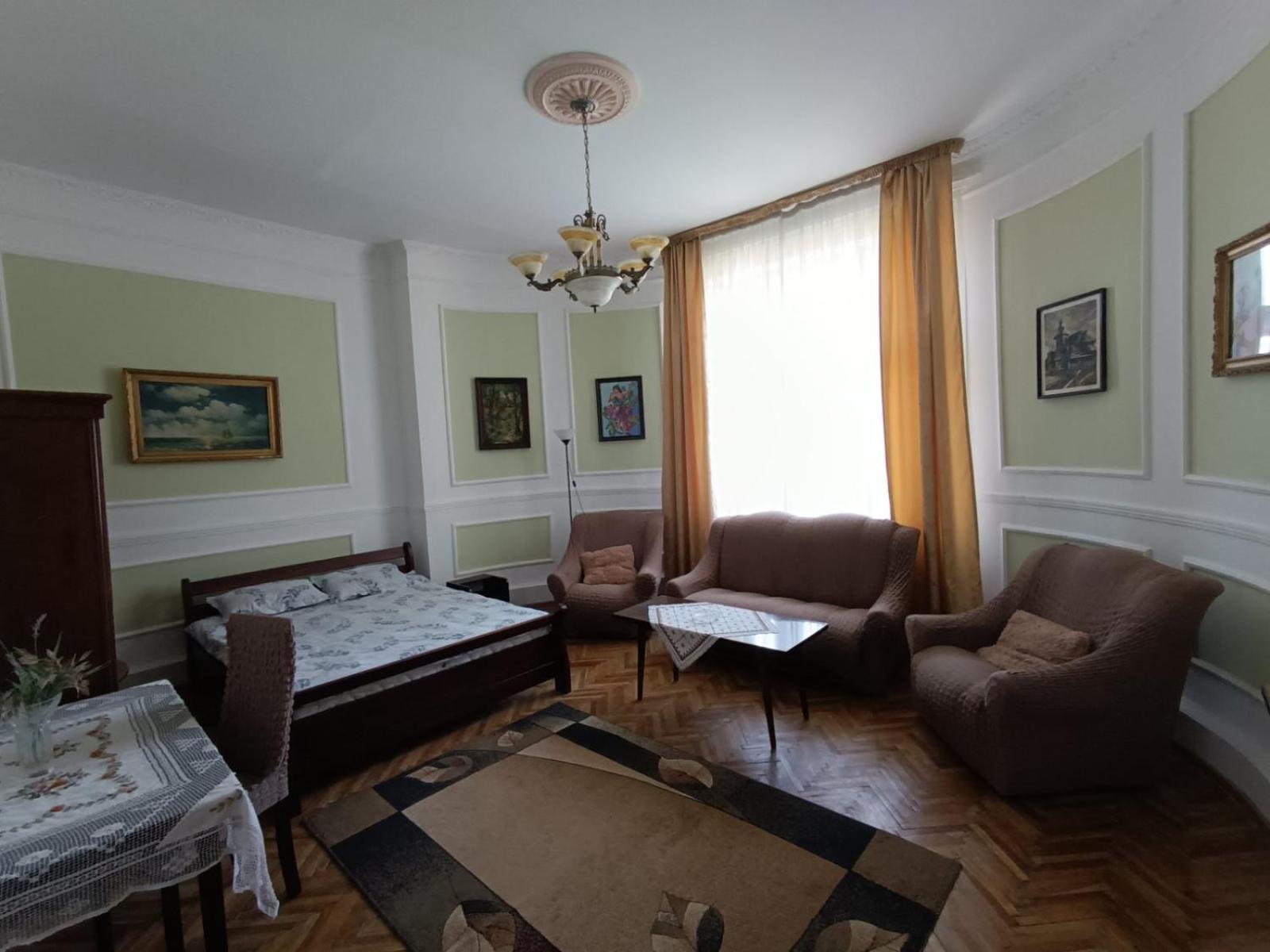 Старовинні Апартаменти У Центрі Міста Uzhhorod Exterior photo